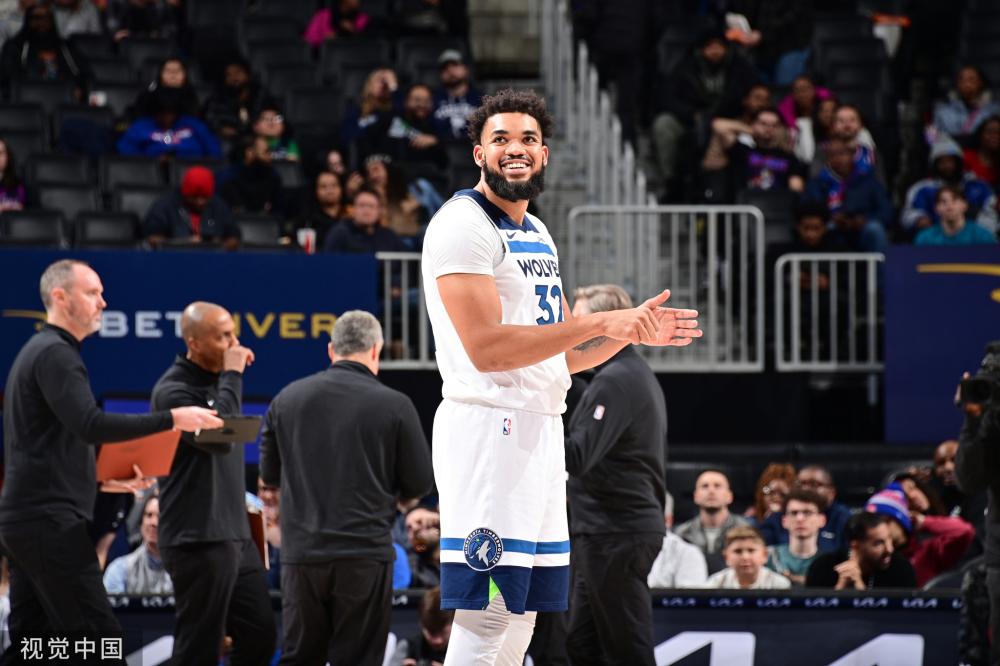 并鼓舞全队 并鼓舞全队