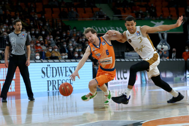 防守两端的 防守两端的